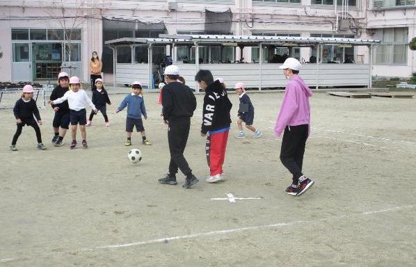 体育の時間は、ドッジボールや鬼ごっこ、サッカーを5年生と一緒に楽しんでいます。