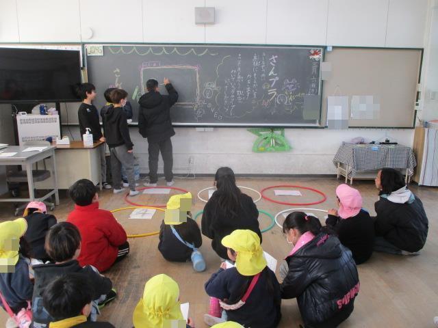 算数では、足し算をしてこたえの数字が書かれたフラフープの中に入るゲーム感覚で参加しました。