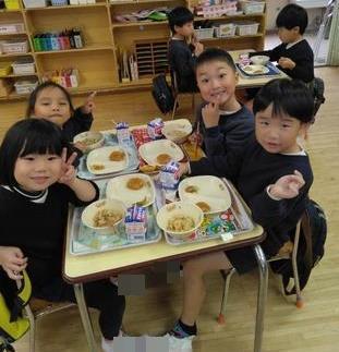 みんなでおいしく給食をいただいています。