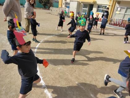 心の中にいる鬼を退治しようと一生懸命に豆まきをしています。