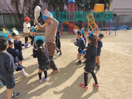 安心したのも束の間。突然青鬼と赤鬼が現れて再び豆まきが始まりました。