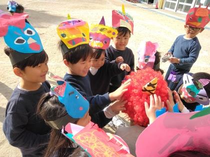 豆まきが終わって、恐る恐る近づいてやさしい鬼になったかを確認しています。