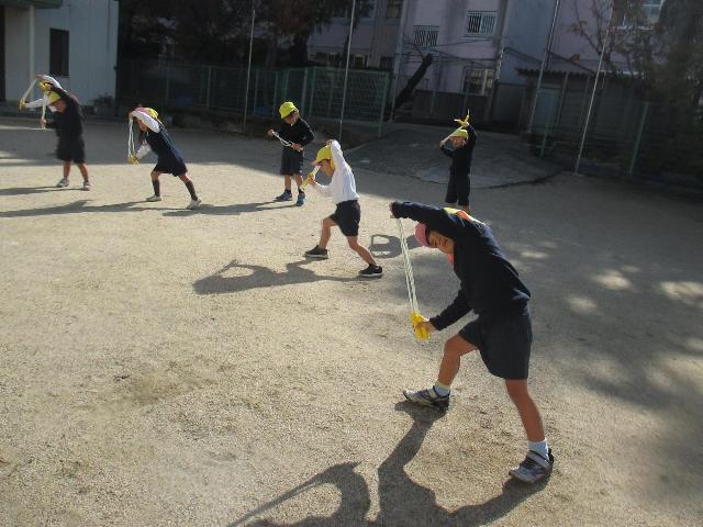 運動会参加賞でもらった短縄を幼稚園に持ってきて、縄を使ったいろいろな遊び方をしています。