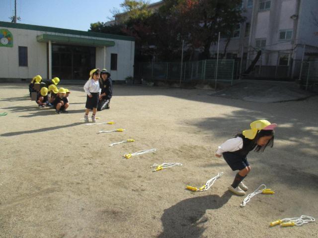 等間隔に置いた短縄のあいだをグージャンプして跳び越えて行っています。