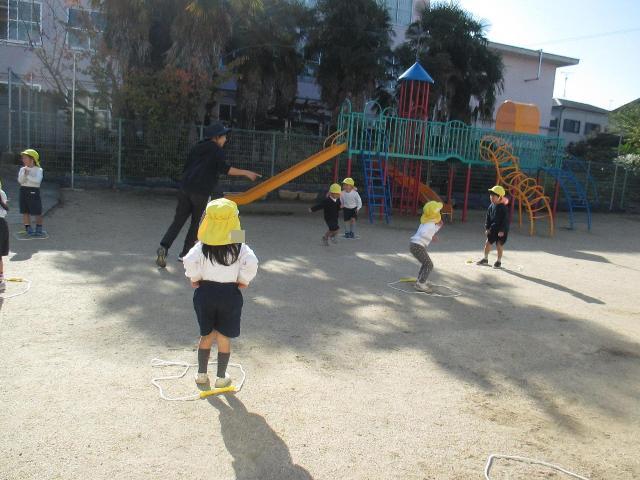 縄を家に見立ててまるく地面において、おおかみ子ヤギゲームをしています。