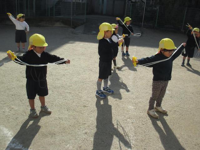 使った後の縄の結び方を練習しています。