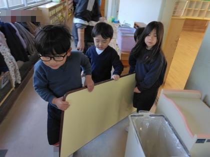 保育室の掃除をするのに、室内の机や椅子を全て外に運び出しています。
