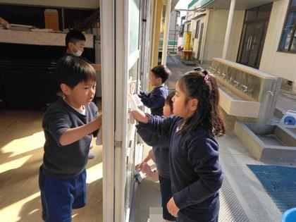 窓の拭き掃除をしています。