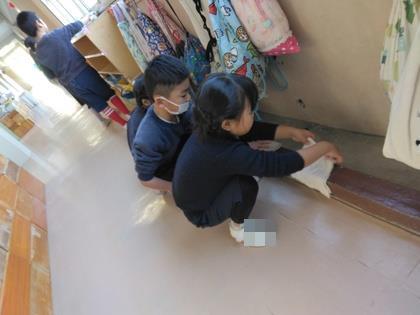 廊下のさんも汚れていることに気付いて掃除しています。