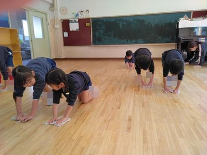 みんなで並んで雑巾がけをしています。