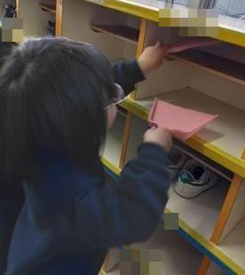 靴箱の砂をかき出しています。