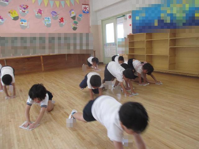 保育室の床を雑巾がけして綺麗に掃除をしています。