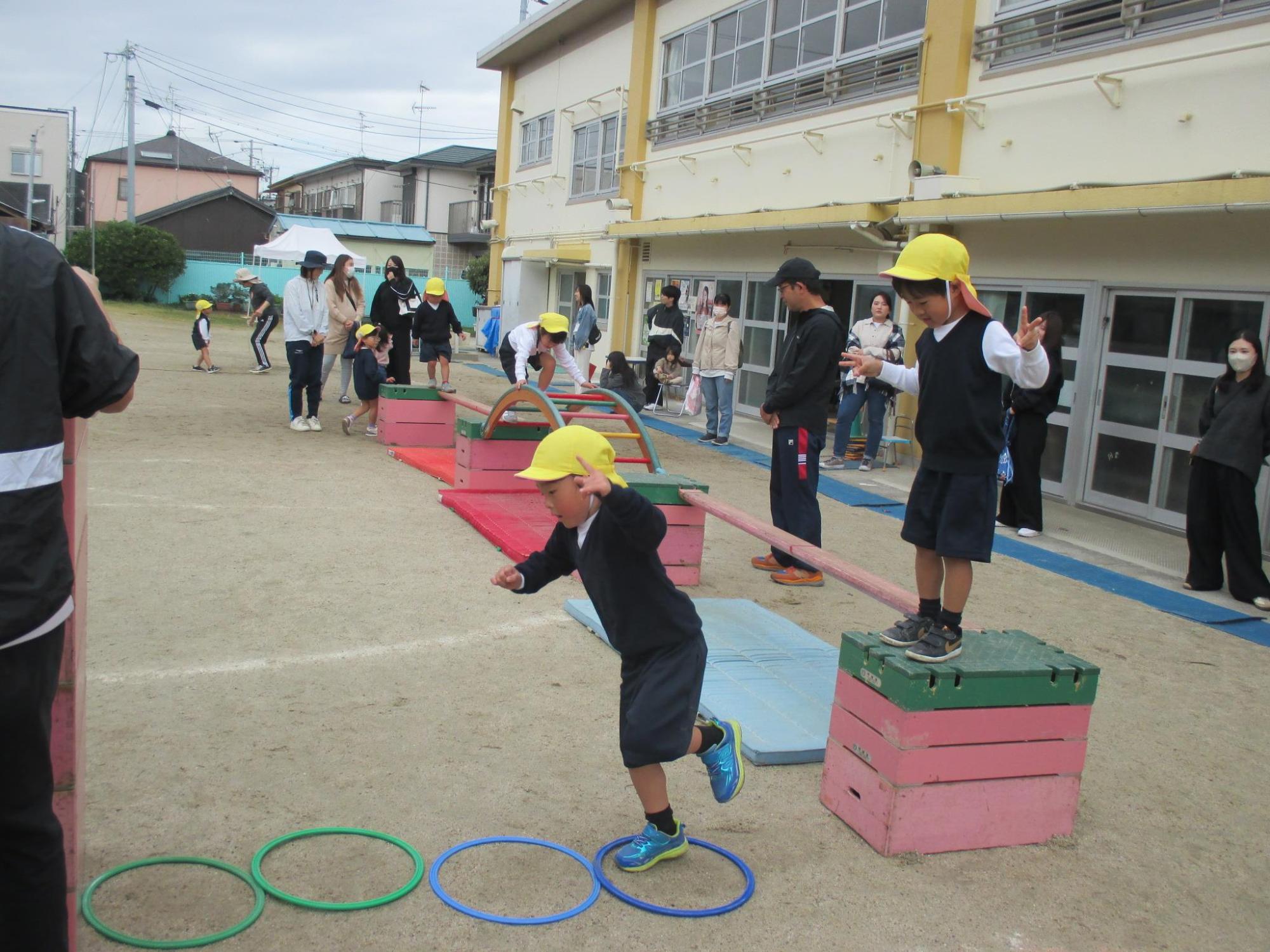巧技台やはしごなど、自分たちで組み立て作り上げた運動遊びのコースで楽しく遊んでいます。