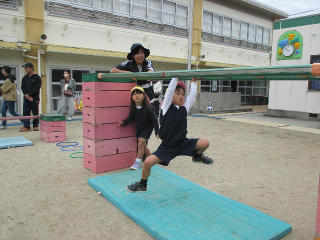 しっかりとうんていにぶら下がって交互に棒を持ち替えながら前に進みます。