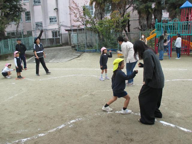参観に来てくれたおうちの方と一緒にじゃんけん陣取りゲームをして楽しんでいます。
