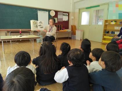 どろんこハリーのお話をきいています。