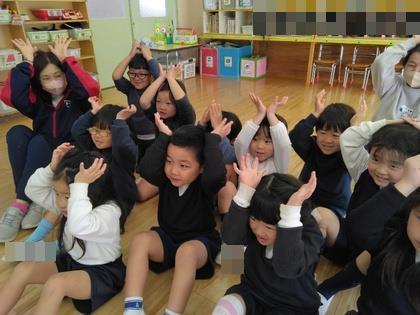 お話の合間に手遊びをしてリラックスしています。