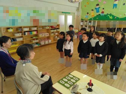 歌のプレゼントをしています。