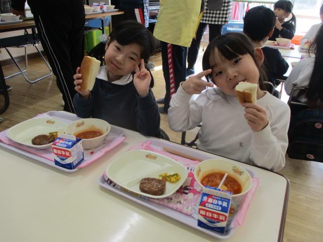よく噛んでみんなで美味しく給食をいただいています。