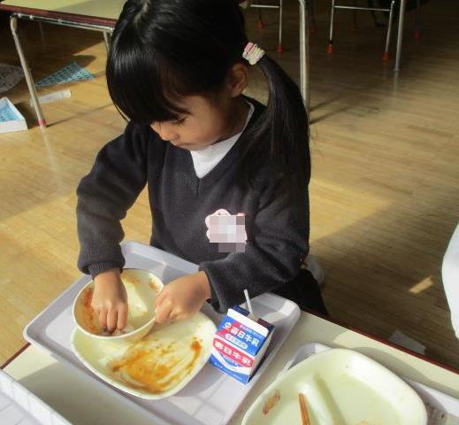 食べ終わったあとの食器の汚れをきれいに拭き取っています。