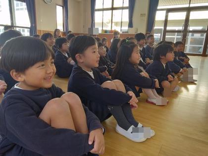 魔法のような技に大歓声、拍手をしながら喜んでみています。