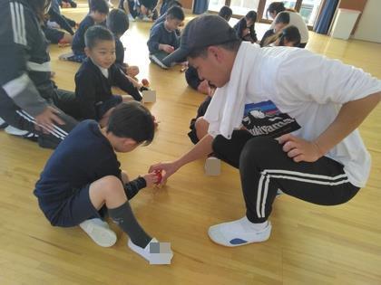 けん玉を使ったユニークな遊び方を教えてもらっています。