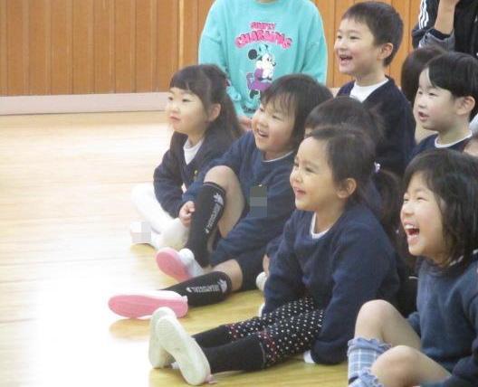 次々に繰り広げられるけん玉の大技に子ども達、釘付けです。