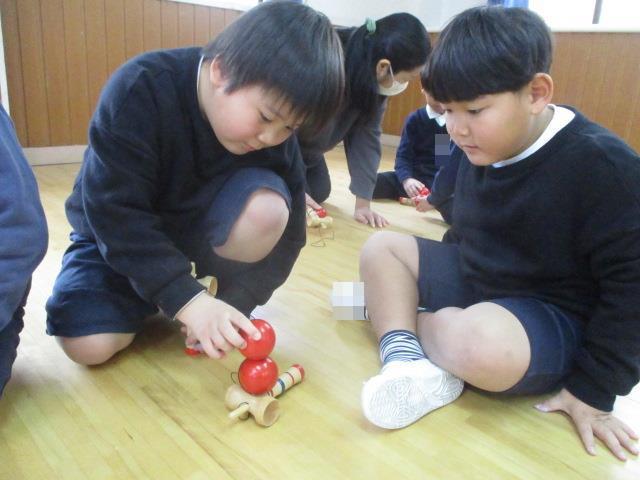 二つのけん玉を使って友達と協力して、いろいろな形を作るのに挑戦しています。