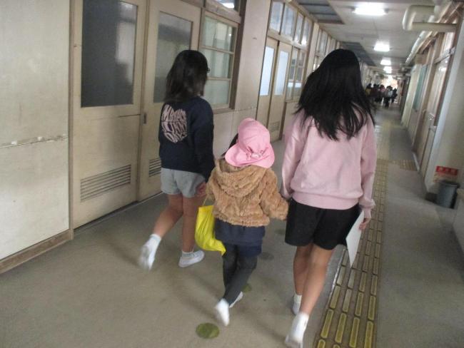 仲良く手をつないで校内を案内してくれています。