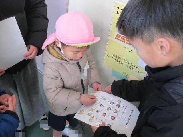 クイズに答えるともらえる探検カードがいっぱいになってきて嬉しそうです。