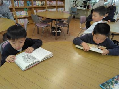 一文字ずつ追いながら声に出して読んでいます。