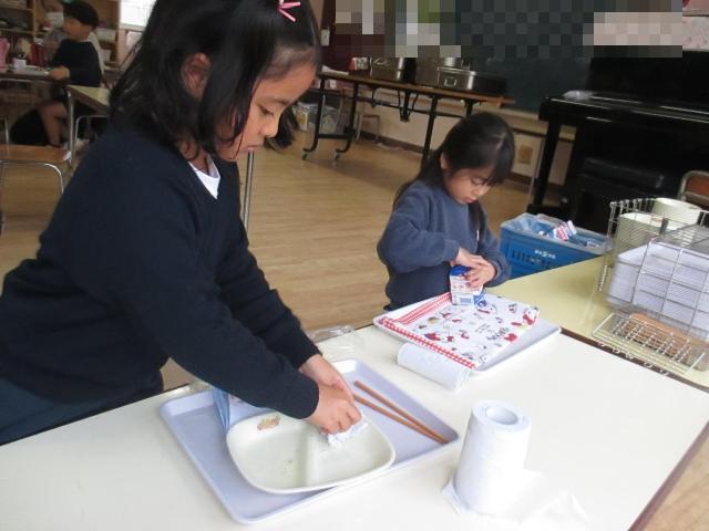 食べ終わったら、食器を綺麗にふいて、食器k後に種類ごとに返却したり、牛乳パックを小さく畳んでかさを減らしています。