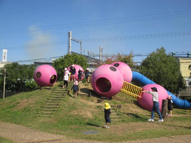 秋の遠足で電車に乗って、『コロコロふれあいパーク』に行ってきました。