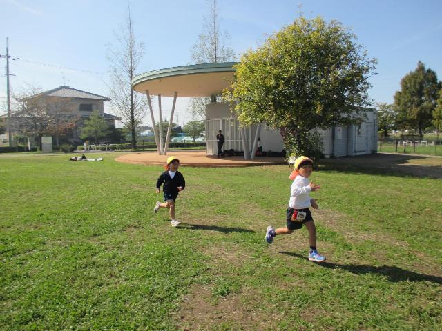 広い公園で鬼ごっこをして開放的に遊んでいます。