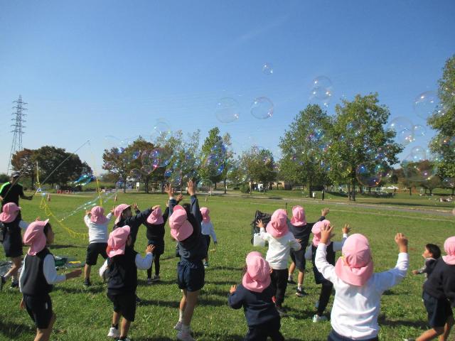 しゃぼん玉のパフォーマンスに大喜びして追いかけています。