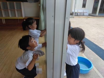 窓ふきをしています。