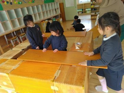 憧れの大きな積み木で遊んでいます。