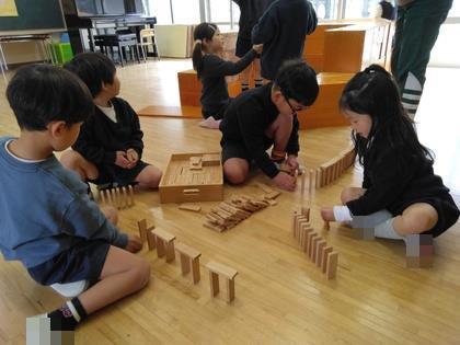 カプラを並べてドミノ倒しをしています。