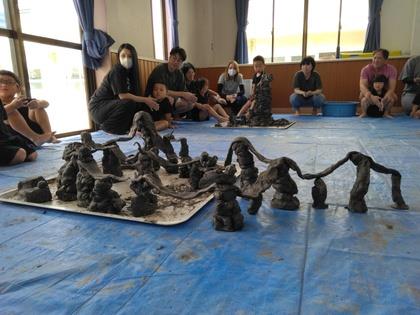 出来上がった作品の工夫したところをみんなの前で発表しています。