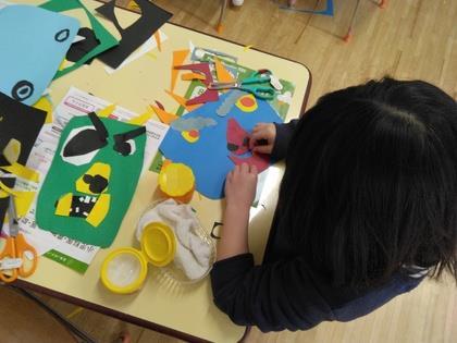 鬼のお面を作っています。