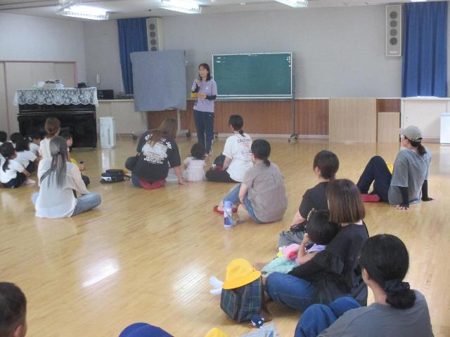 今日の引き渡し訓練をふりかえって、先生からの話を聞いています。