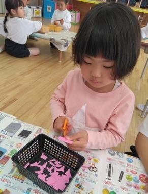 ハサミの正しい持ち方を教わりながら、細長い画用紙を1回切りに挑戦しました。