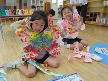 広げてみるとちょうちょの形ができていて、嬉しそうに見せ合っています。