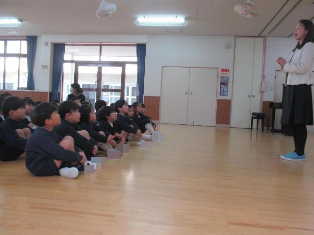 園長先生の話を聞いています。