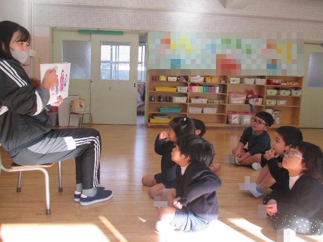 お正月の絵本を見ながら、冬休みに遊んだことをみんなで話しています。