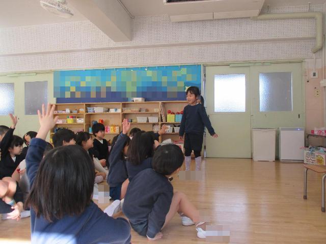 冬休みの楽しかった話を友達や先生にお話しています。