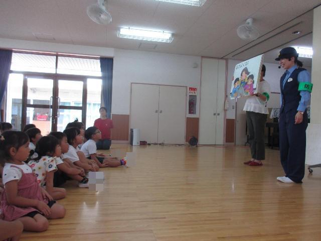今日学んだことを紙芝居で確認しています。