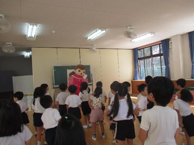 みんなで体操をしています。