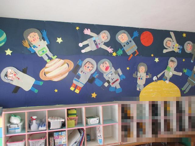 宇宙飛行士の壁面装飾を作っています。
