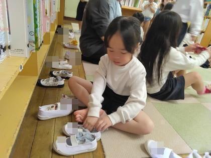 自分で靴下を脱いでいます。
